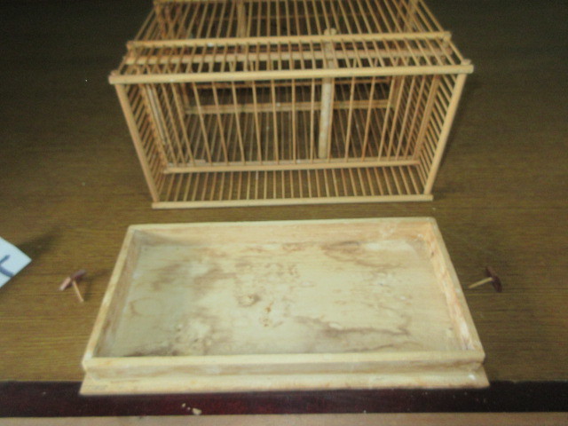 [ озеро .] клетка для птиц в коробке / осмотр ) бамбук умение bird cage колокольчик насекомое сосна насекомое птица . изготовление изделий из бамбука . глаз белый документ птица 301242-4