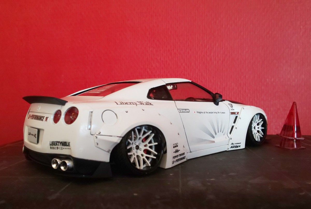 アオシマ LBWK R35 GT-R  Ver.1 White of Black LB☆ワークス R35 GT-R 完成品