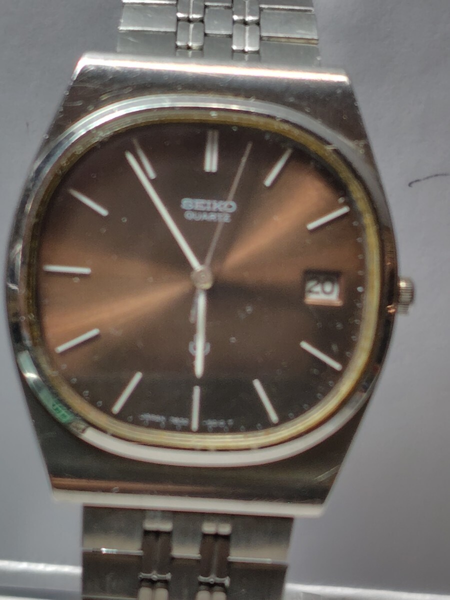 SEIKO　Quartz　セイコー　クオーツ　デイト　メンズ 腕時計　ブラウン文字盤　稼働品　407-0007_画像1