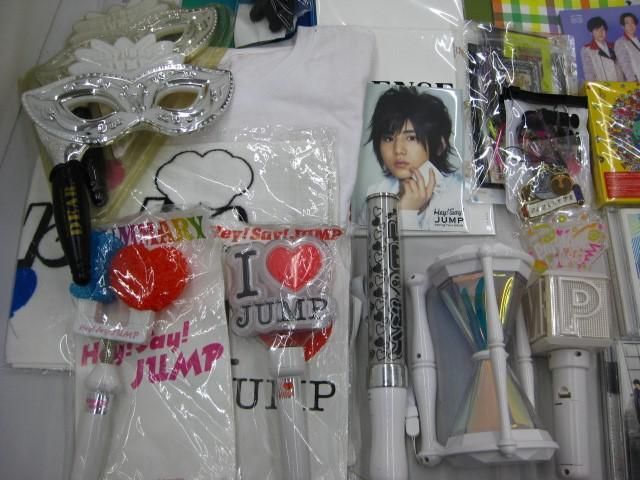 【まとめ売り 中古品】 ジャニーズ Hey!Say!Jump KAT-TUN他 ぬいぐるみ Tシャツ 等 グッズセット_画像4