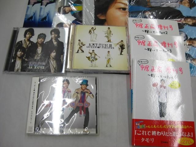 【中古品 同梱可】 ジャニーズ KAT-TUN V6 他 うちわ ペンライト カレンダー ファイル ポーチ CD DVD 等 未開封含むの画像3