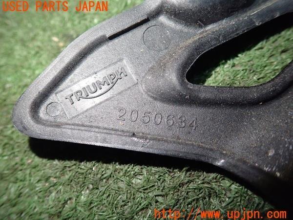 3UPJ=92700560]トライアンフ・スピード トリプル 1200RS(PSJ1200)純正 チェーンガードサイドパネル カバー 2050634 中古_画像4