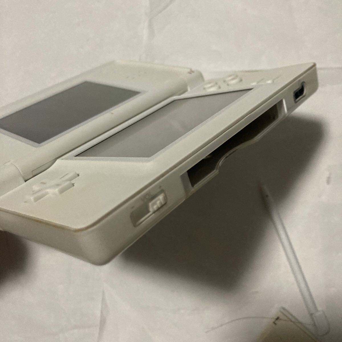 送料無料 NINTENDO DS lite 本体 クリスタルホワイト タッチペン付 ジャンク USG-001 ニンテンドー 任天堂 DSlite NINTENDO ニンテンドーDSの画像9