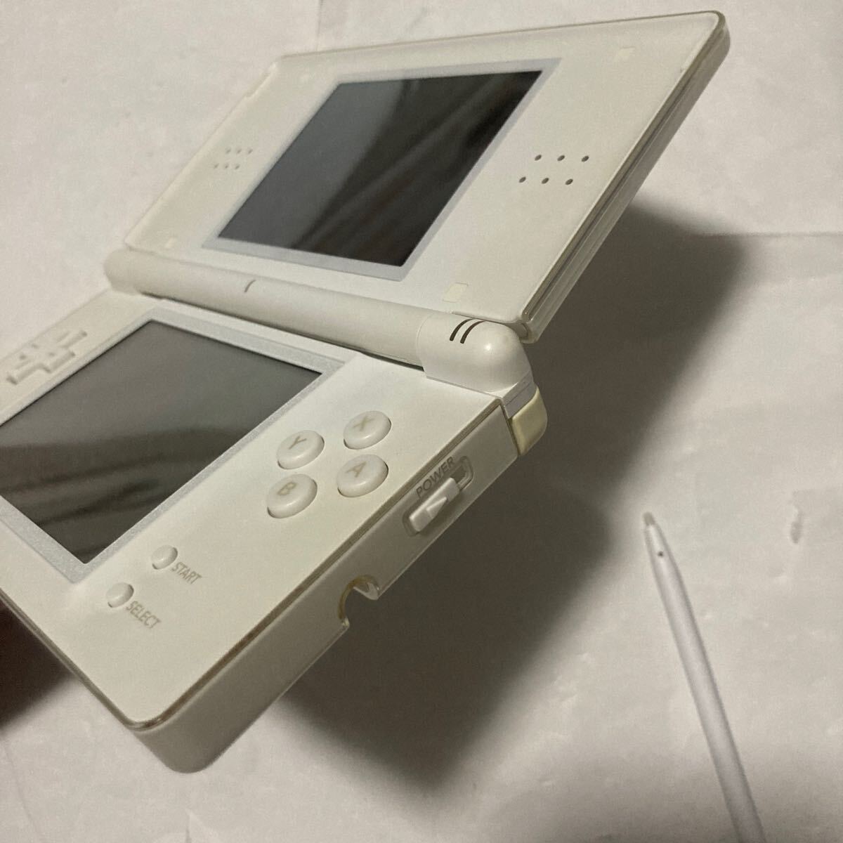 送料無料 NINTENDO DS lite 本体 クリスタルホワイト タッチペン付 ジャンク USG-001 ニンテンドー 任天堂 DSlite NINTENDO ニンテンドーDS_画像7