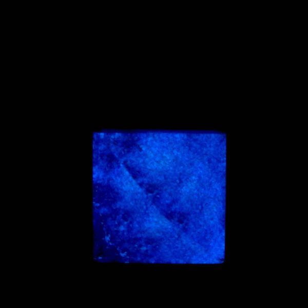 新品★送料無料 暗闇で光る 夜光 蓄光 ブルー ピラミッド型 ネックレス レディース メンズ アクセサリー ジュエリー 神秘的 訳有品 XN-Y3