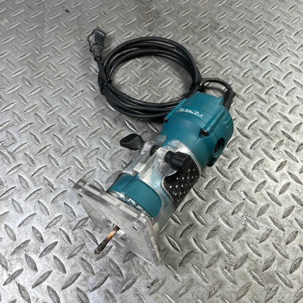 【現状品】☆マキタ(makita) 6mmトリマ 3709 動作詳細欄記載有 100V 木工 切削 モーター回転確認済み【格安出品♪】_画像1