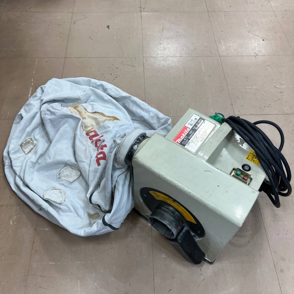 【中古品 / 動作品】makita 集じん機（粉じん専用） 411 集塵袋付き 穴修正有【格安出品♪】_画像1