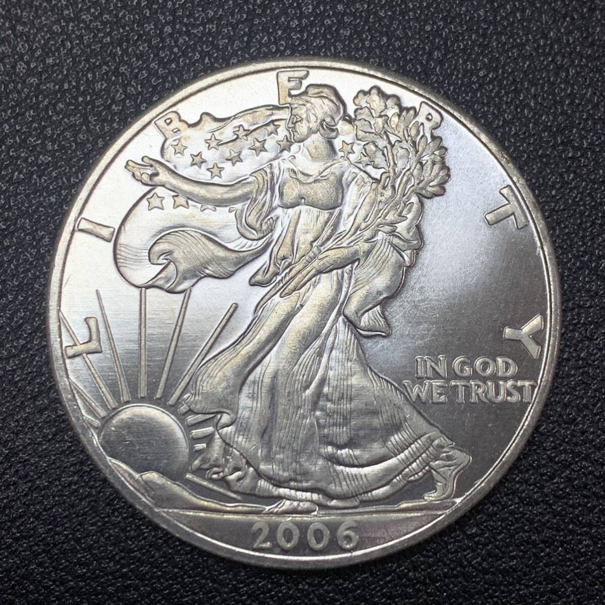 銀貨　古銭　アメリカ　2006年　歩く自由の女神　リバティ　イーグル　平和　権力　大型　コイン　硬貨　記念幣_画像1