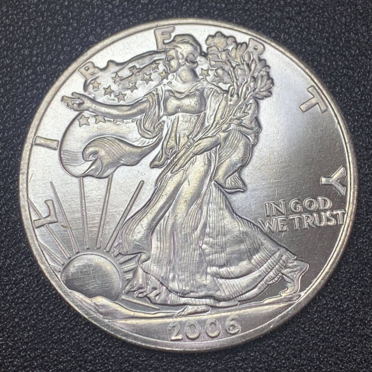 銀貨 古銭 アメリカ 2006年 歩く自由の女神 リバティ イーグル 平和 権力 大型 コイン 硬貨 記念幣の画像1