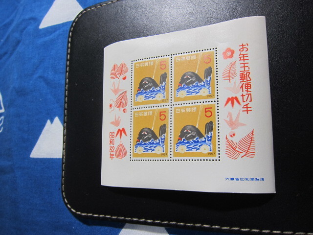 昭和32年　1957年　お年玉　年賀　切手　小型シート　同封可_画像3