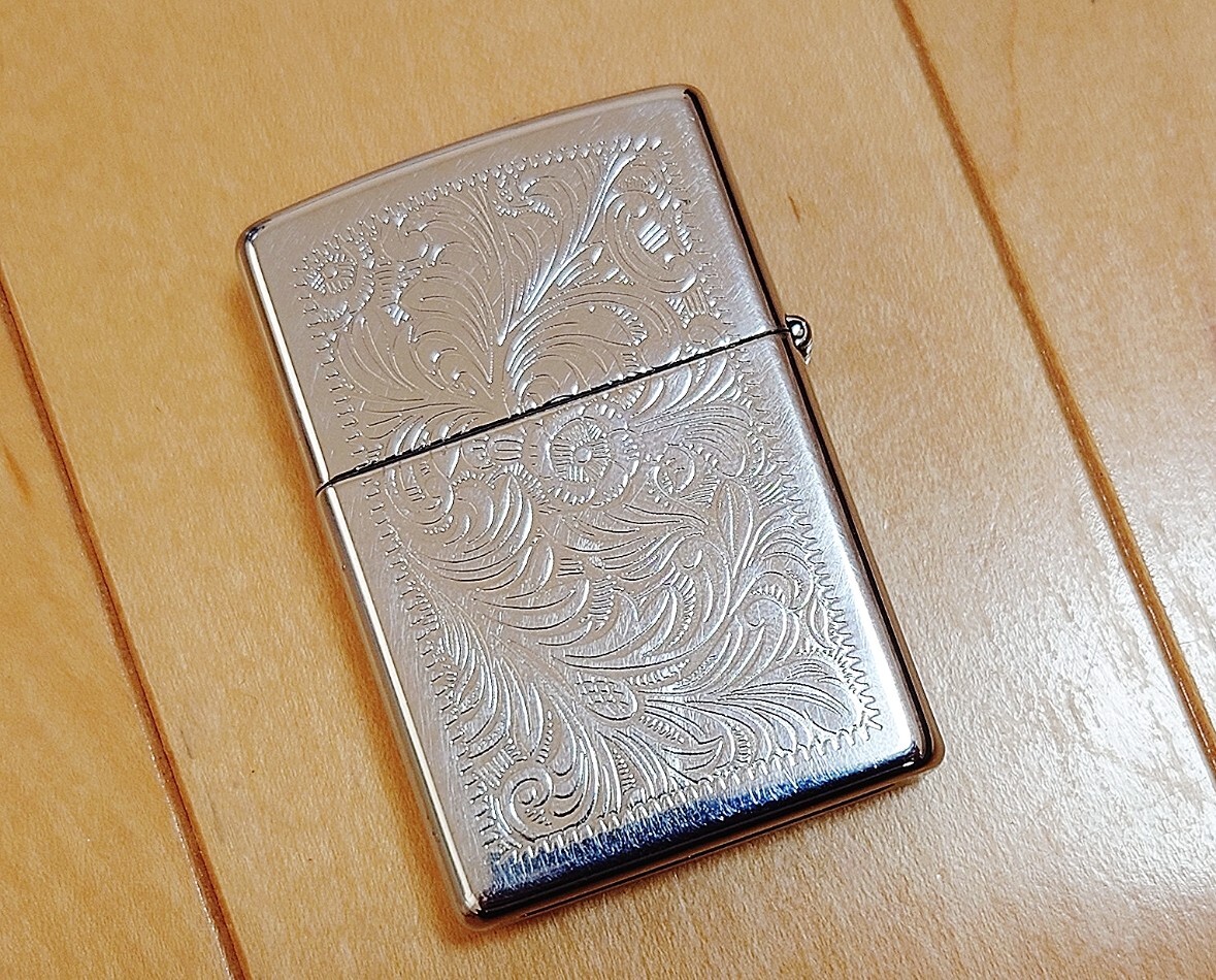 【ビンテージ】1999年製 7月 ZIPPO ジッポー ライター オイルライター アメリカ製 唐草模様 MADE in USA シルバー 銀色