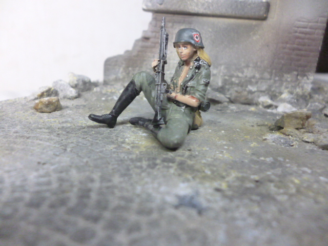 1/35ドイツSS女性兵士、レジン完成品５_画像6
