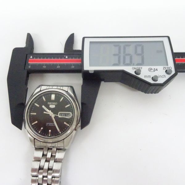 ♪tykh 1314-1 269 稼働品 SEIKO 5 セイコー ファイブ 7S26-01V0 デイデイト 裏スケ 21石 ロゴ ネイビー系文字盤 メンズ 腕時計 現状品_画像8