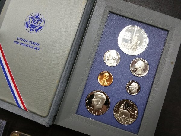 0501S36　世界のコイン　記念コイン　おまとめ　アメリカ 1986 PRESTIGE SET　カナダ 　モスクワオリンピック など　　_画像9
