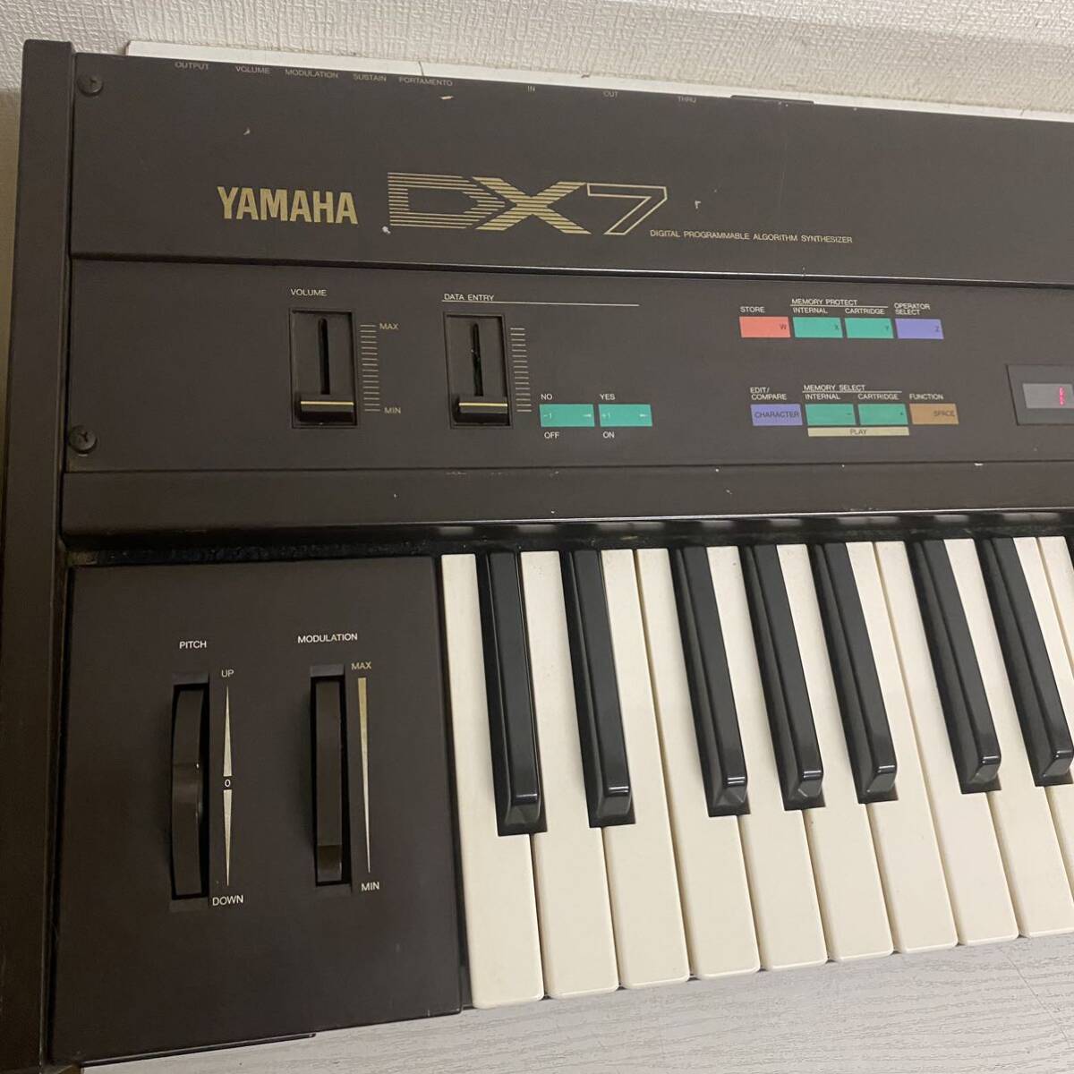 【ジャンク】YAMAHA DX7 シンセサイザー 鍵盤楽器 ジャンク 現状品の画像3