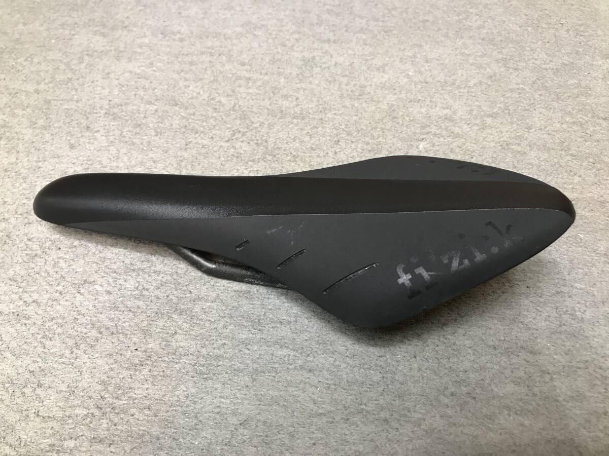 **fi\'zi:k fi'zi:k ARIONE R1 saddle CARBON BRAIDED**