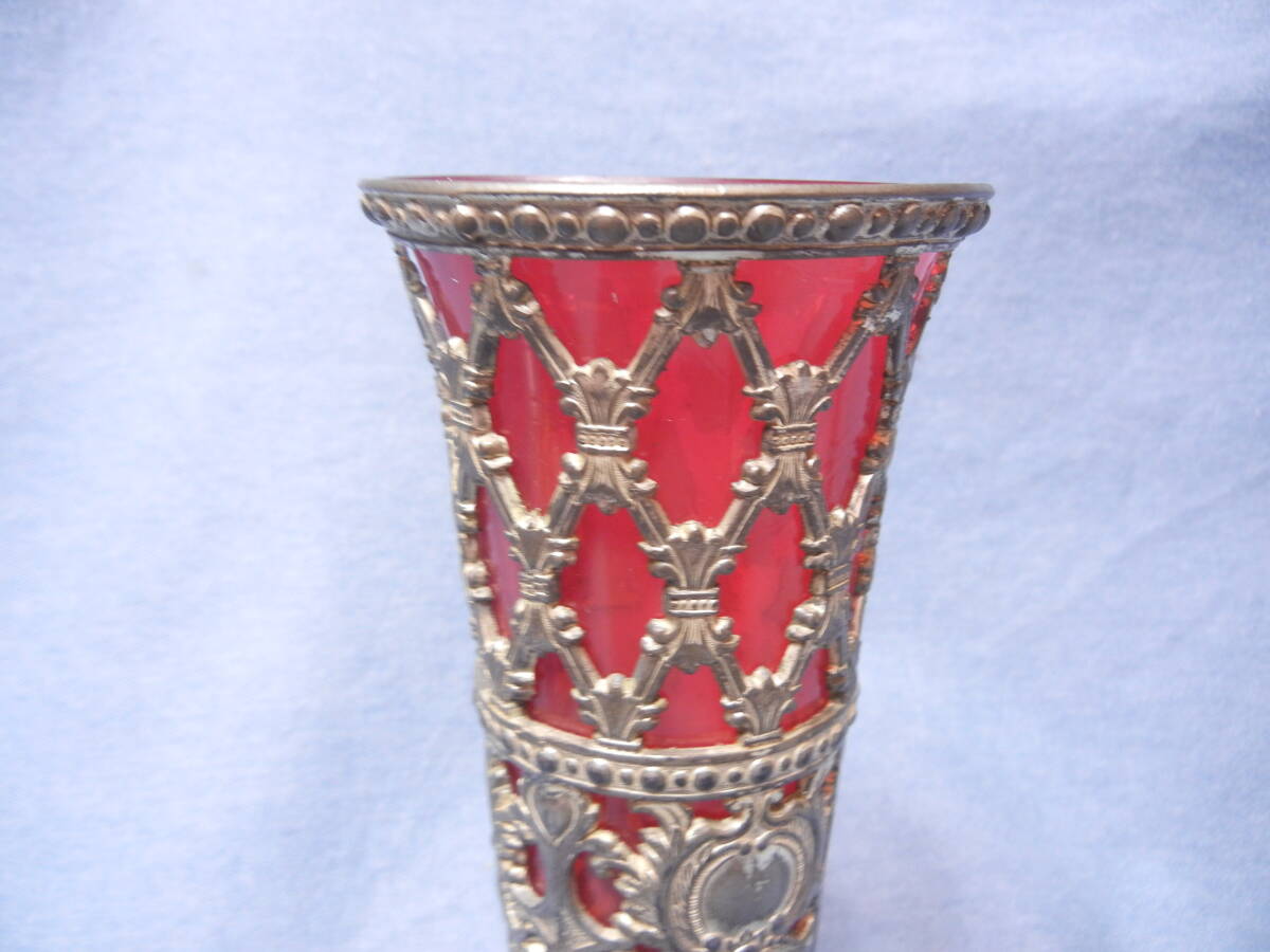 イギリス フランスなどの西洋アンティーク 古い 赤いガラスの花瓶 骨組み銀色の金属製 の画像2