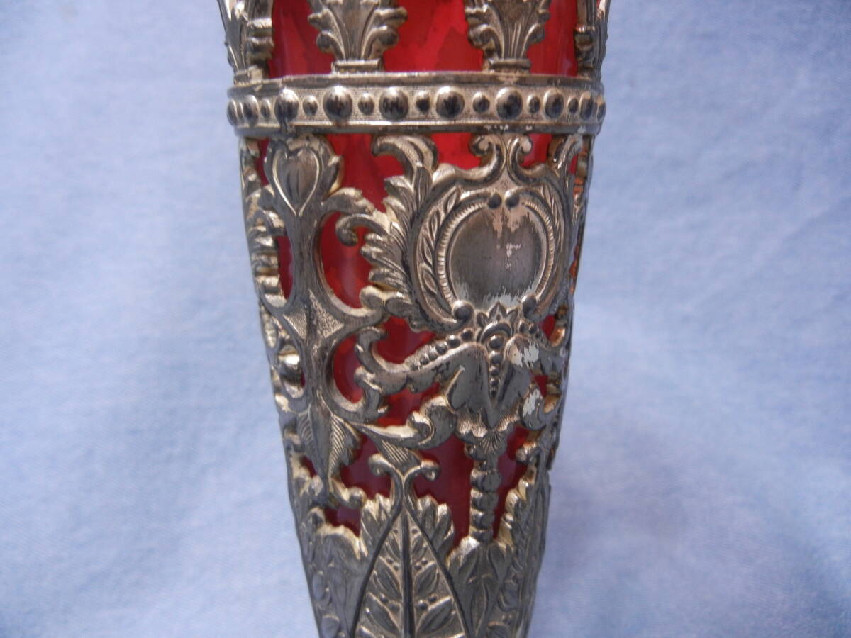 イギリス フランスなどの西洋アンティーク 古い 赤いガラスの花瓶 骨組み銀色の金属製 の画像3