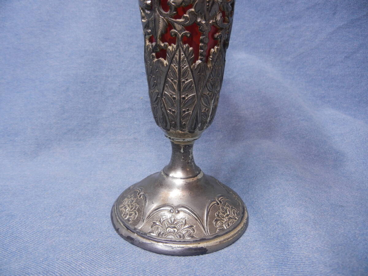 イギリス フランスなどの西洋アンティーク 古い 赤いガラスの花瓶 骨組み銀色の金属製 の画像4