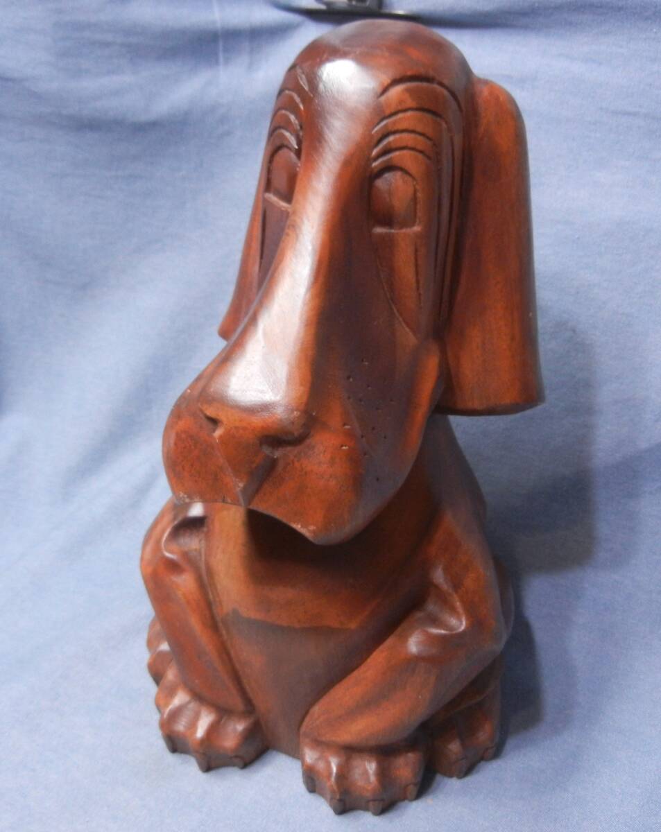 木製　椋木（ムクギ・一本の木）の木彫の犬の置き物　スヌーピイー・ミッキーのプルートの様な耳の長い犬　マスコットにいかが_画像1