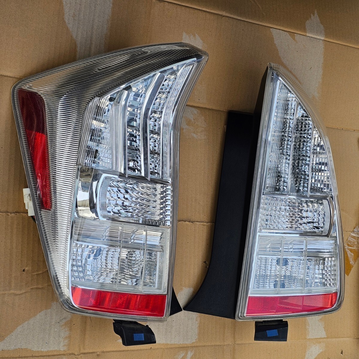 本物 U S 北米トヨタ純正品30系プリウス前期U S テールランプ 本物 U S 北米トヨタ純正品30系プリウス前期U S テールランプ