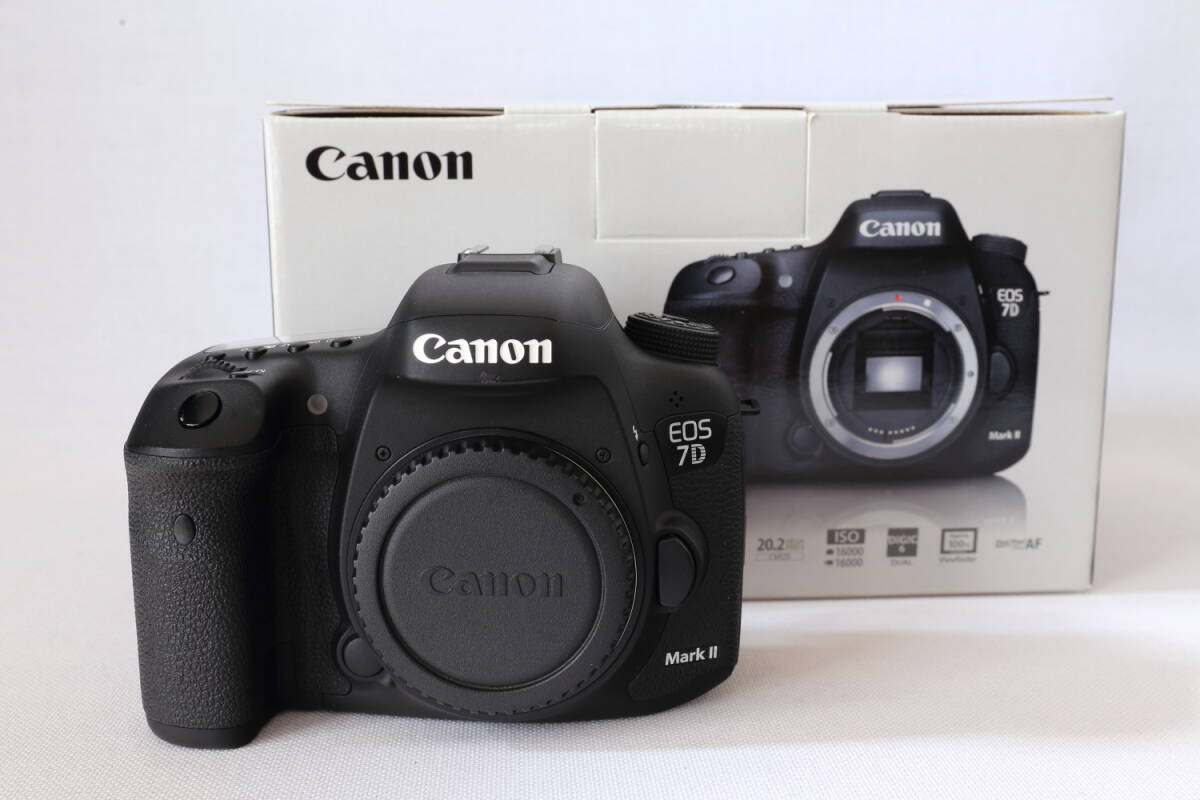 ★美品★キャノン CANON EOS 7D Mark II ボディ + メモリーカード2枚 + 予備バッテリー２個付属_画像1