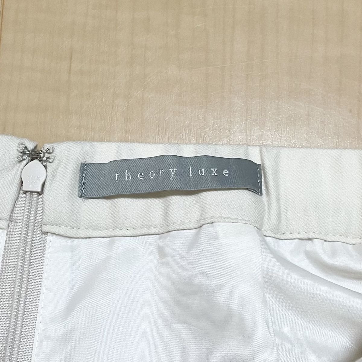 美品 21AW Theory luxe セオリーリュクス NEW SAXONY PERNI STR ストレッチ バックスリット 膝丈 スカート 32 ホワイト ◆_画像4