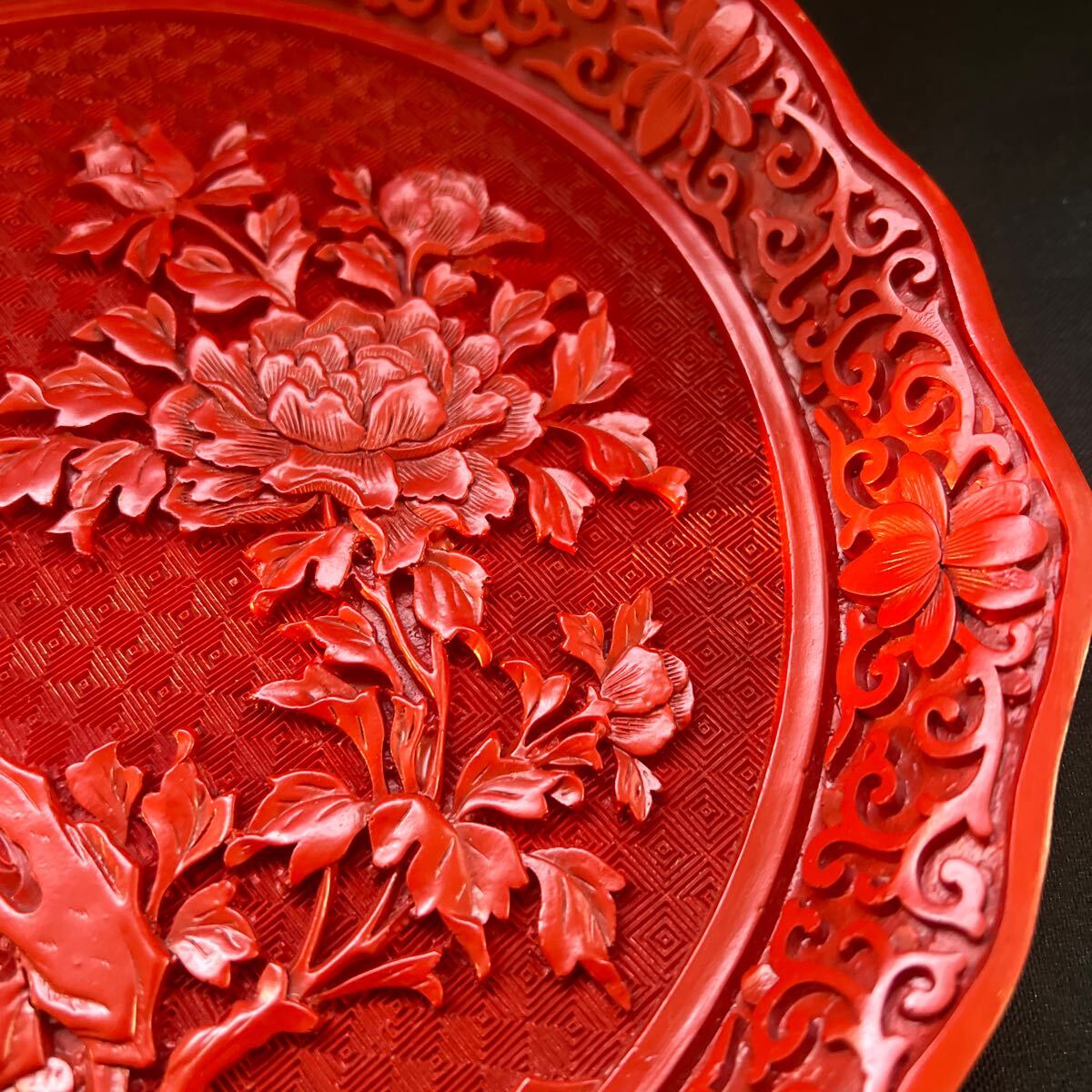 中国古玩 堆朱 彫刻 皿 飾り皿　直径24、5㎝　高さ3㎝_画像3
