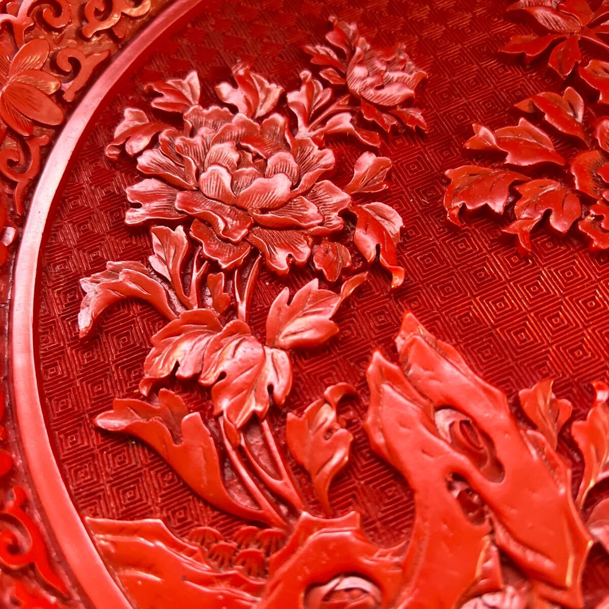 中国古玩 堆朱 彫刻 皿 飾り皿　直径24、5㎝　高さ3㎝_画像2