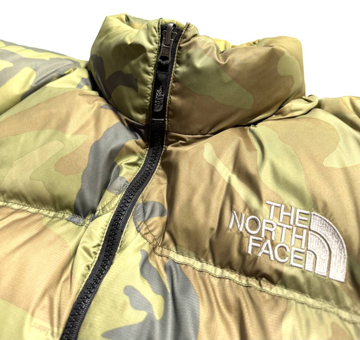 極希少【XL】THE NORTH FACE ザ ノースフェイス ヌプシ ダウンジャケット XL カモフラ F06 メンズ 迷彩【軽量 保温性抜群】国内正規 01586_画像2