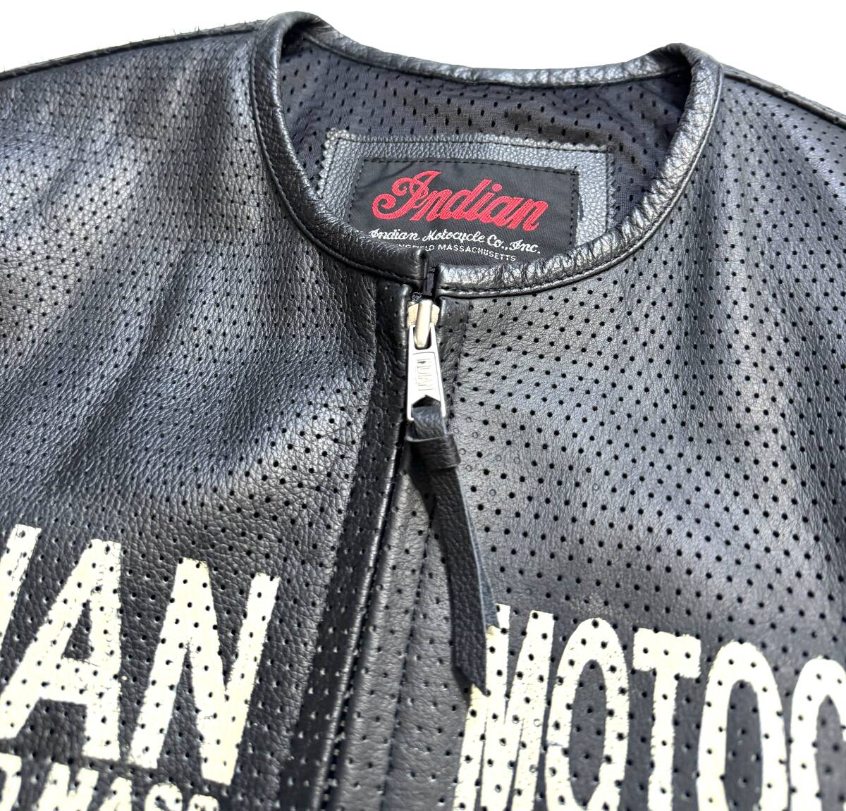 美品【名作】Indian Motocycle インディアンモトサイクル パンチングレザー 半袖 ライダースジャケット 40(L相当) 牛革 ロゴ 刺繍ワッペンの画像2