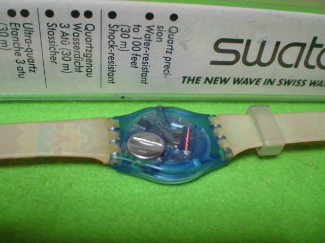 珍品　デザイン　SWATCH　SWISS　AG1993　女性用腕時計　レッド　ハートデザイン　ケース付　未使用品_画像3