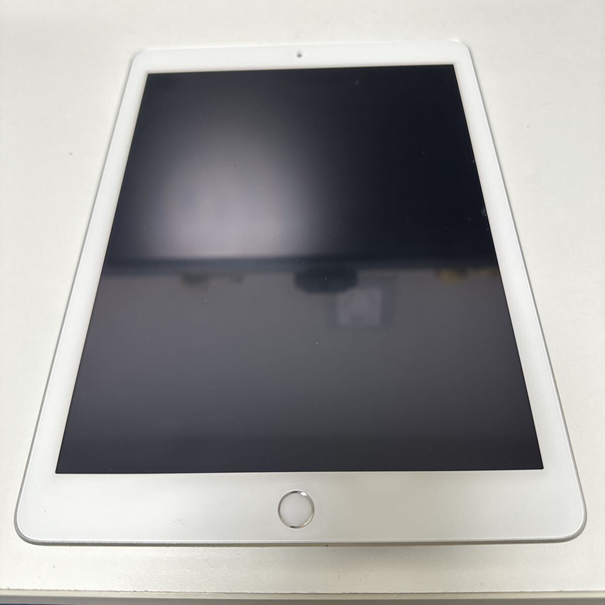 iPad 第5世代 32GB Wi-Fi シルバーの画像3