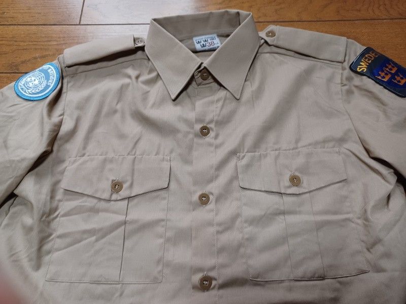 スウェーデン軍   半袖ワークシャツ 38サイズ(Mサイズ相当) 国連ワッペン 使用感少なめ