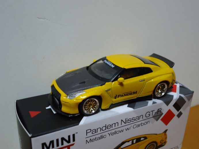 ★MINI GT 1/64 Pandem NISSAN GT-R  バンテム 日産 GT-R  カーボン入りメタリック イエロー  124★の画像4