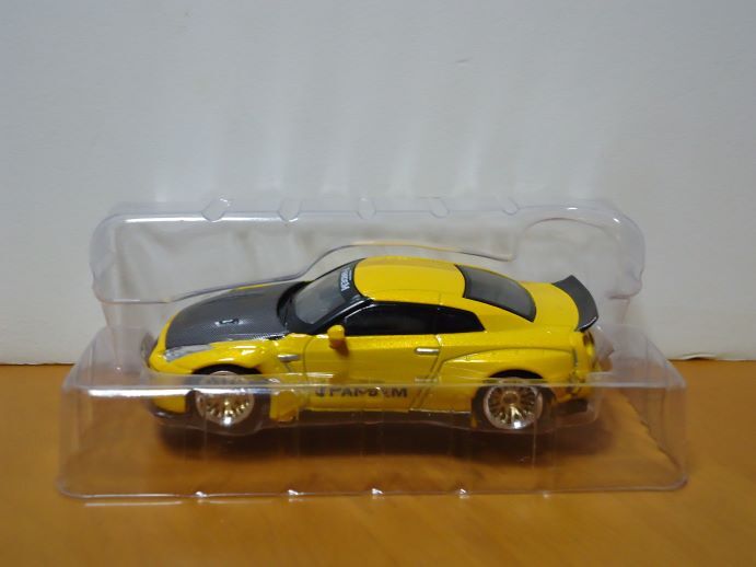 ★MINI GT 1/64 Pandem NISSAN GT-R  バンテム 日産 GT-R  カーボン入りメタリック イエロー  124★の画像2