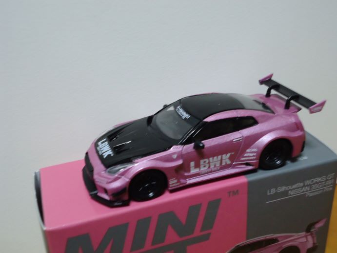 ★MINI GT 1/64　 LB-シルエット ワークスGT 日産 35GT-RR　パションピンク　　418★_画像4