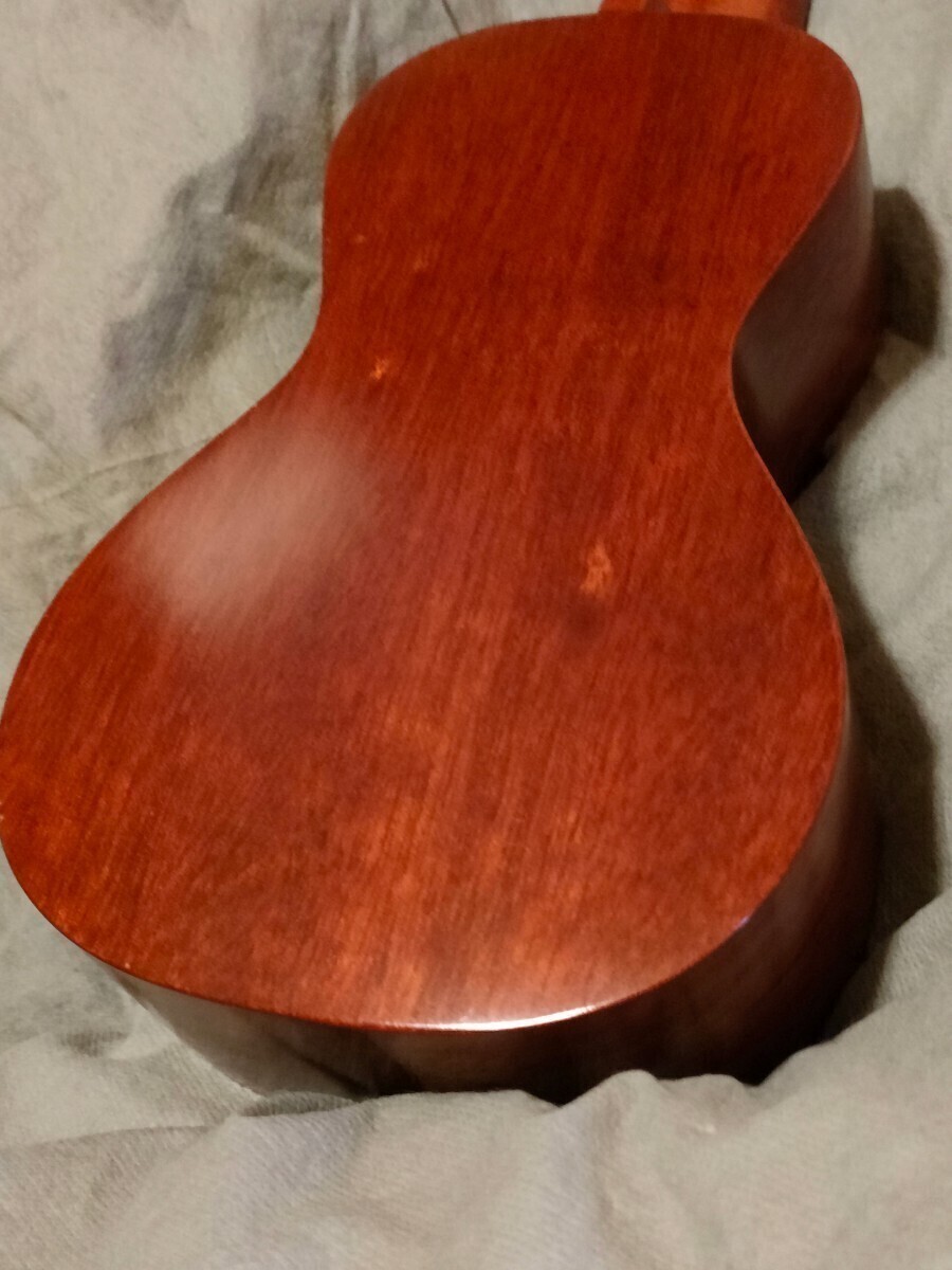 希少●T's Ukulele ティーズウクレレ baby-u M 美品 ベビーサイズ 専用ハードケース付き 2005年製_点状に丸く光っている部分、杢目