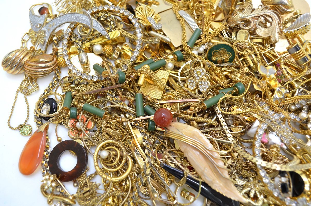 アクセサリー ジャンク ネックレス ブローチ イヤリング ブレスレット 装飾品他 ゴールドカラー まとめ 約1kg [fui]の画像7