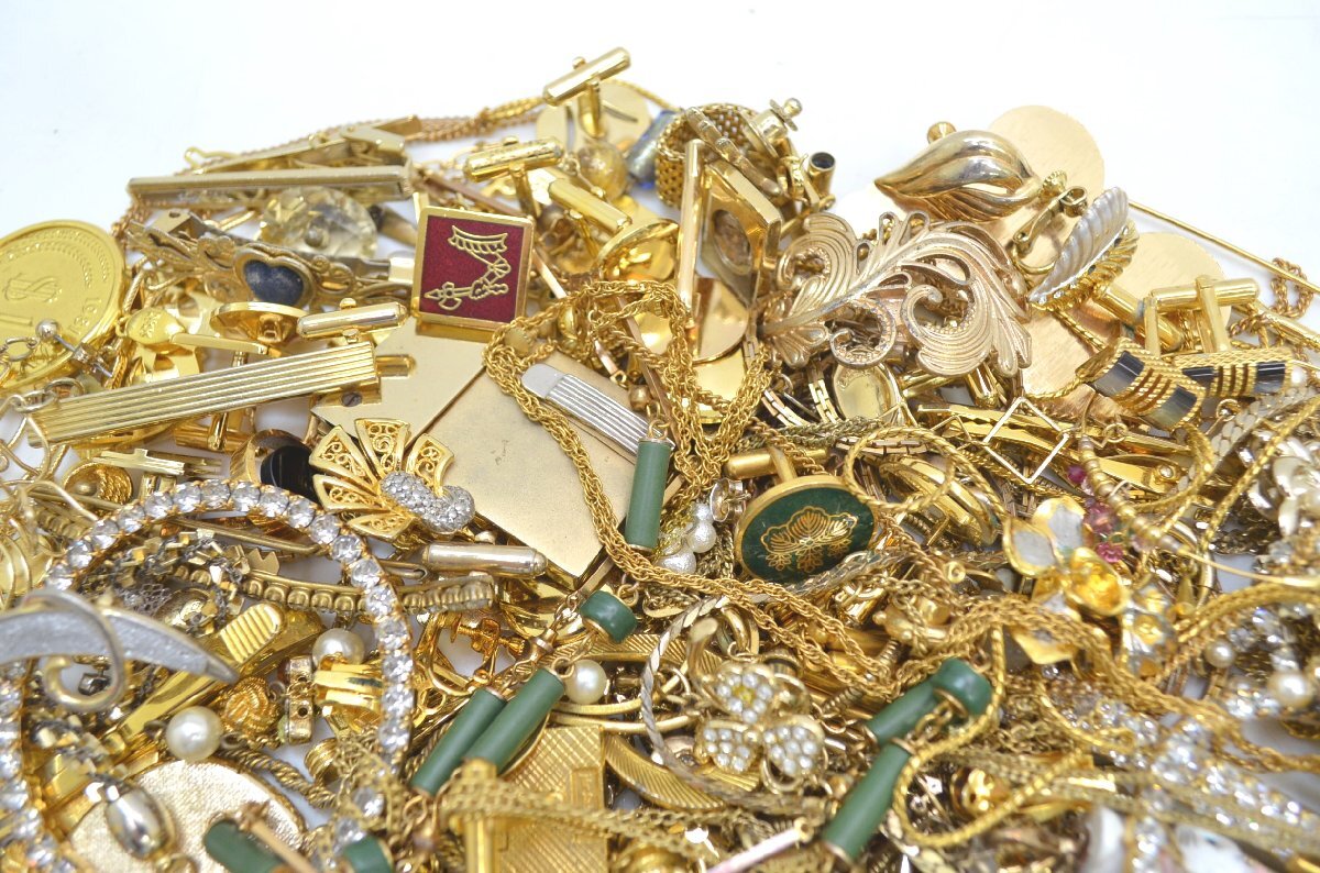 アクセサリー ジャンク ネックレス ブローチ イヤリング ブレスレット 装飾品他 ゴールドカラー まとめ 約1kg [fui]の画像5