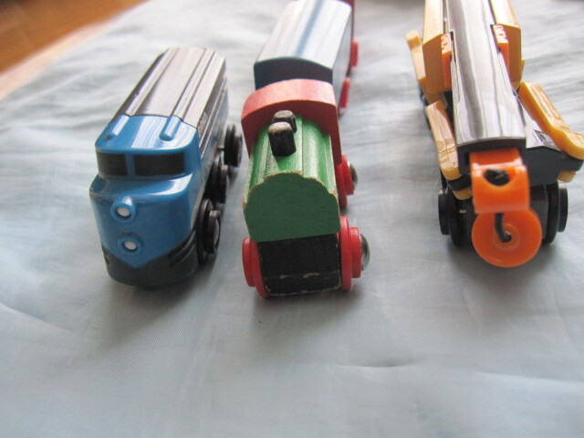 ※レターパック配送 木製電車玩具 BRIO ブリオ クレーン (重機?) + 動物列車 ※1個欠品 + KB 324 ※先頭車両1個 +線路8個の画像3