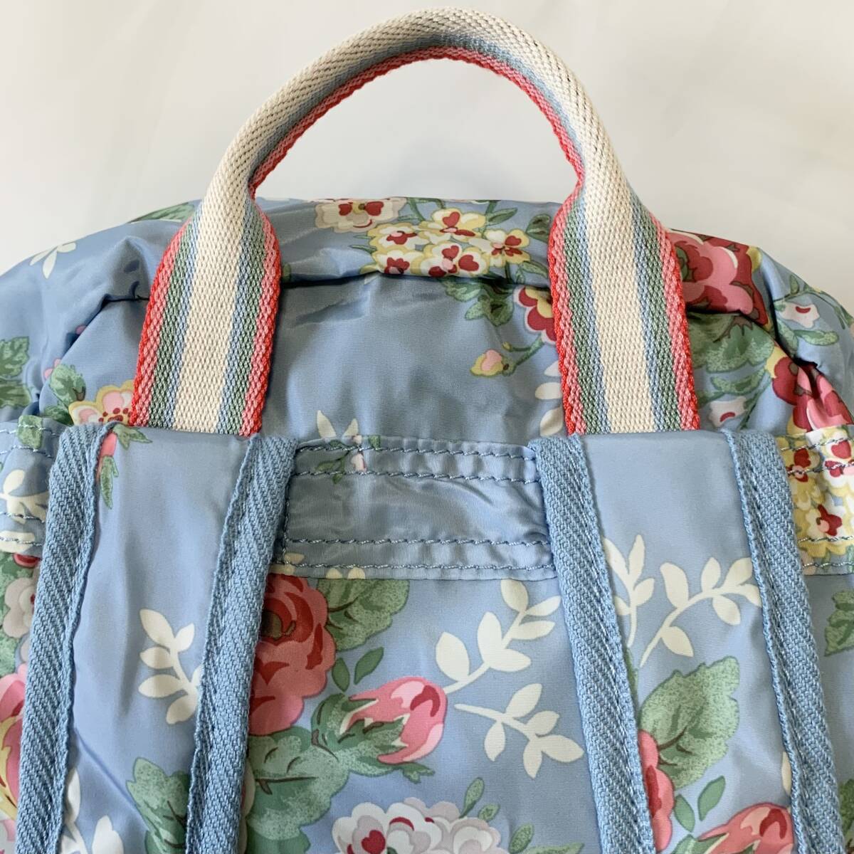 新品 Cath Kidston FOLDAWAY BACKPACK キャスキッドソン バックパック リュック バッグ 水色×薔薇柄 折りたたみ 花柄_画像4