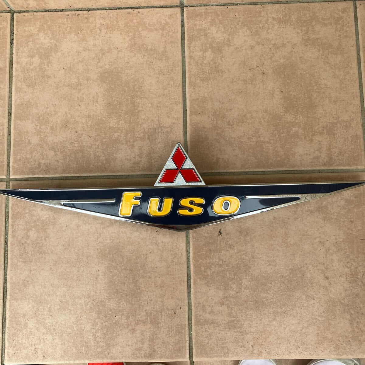 FUSOバスマーク樹脂製フロントパネル　キズあり_画像1