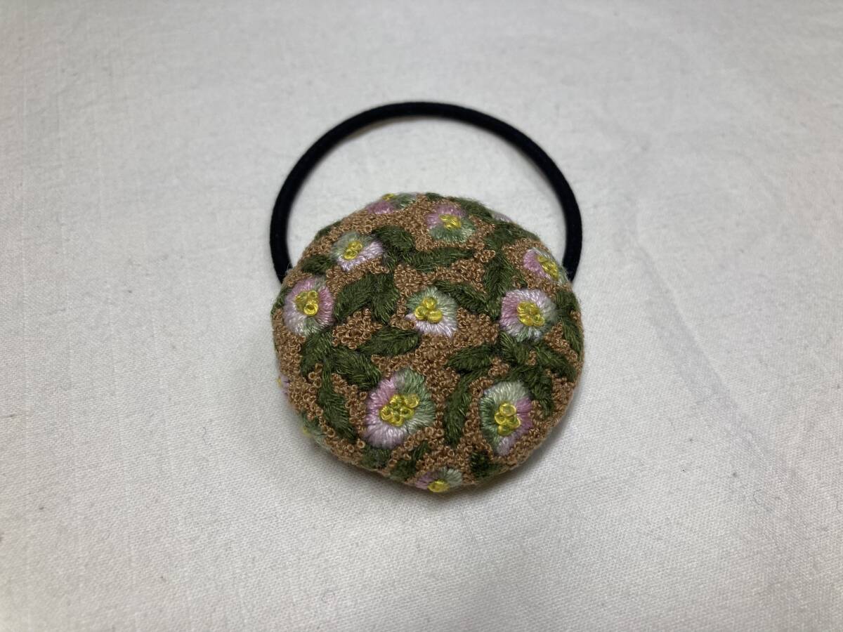 手刺繍 総刺繍 ハルジオン 花 hana ヘアゴム ハンドメイド 一点物の画像3