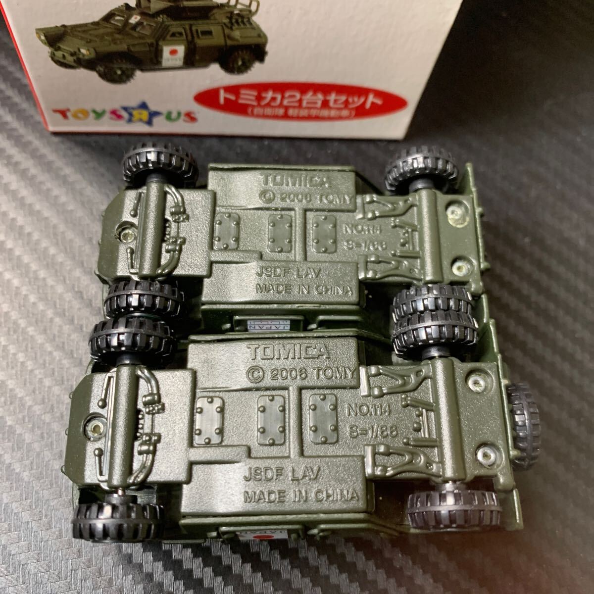 トミカ ミニカー 自衛隊 軽装甲機動車 トイザらスオリジナルトミカ2台セット 美品の画像8