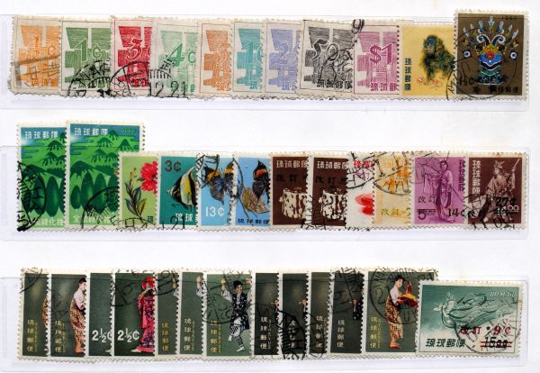 【琉球切手】40 ドル時代使用済105種150枚ロット ストックリーフ2枚に収納 ほぼ黒活印の画像2