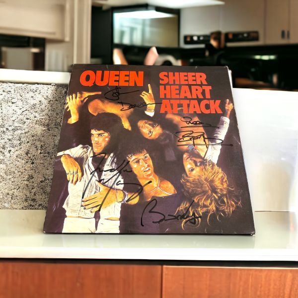 Queenクイーン Freddie Mercuryフレディ・マーキュリー Brian Mayブライアン・メイ Roge... 直筆サイン入り LP レコード 送料無料の画像1