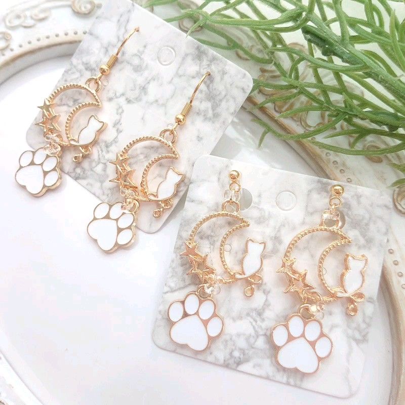 【月見猫 White】 ピアス イヤリング / 金属アレルギー対応 サージカルステンレス 樹脂イヤリング 猫 ネコ