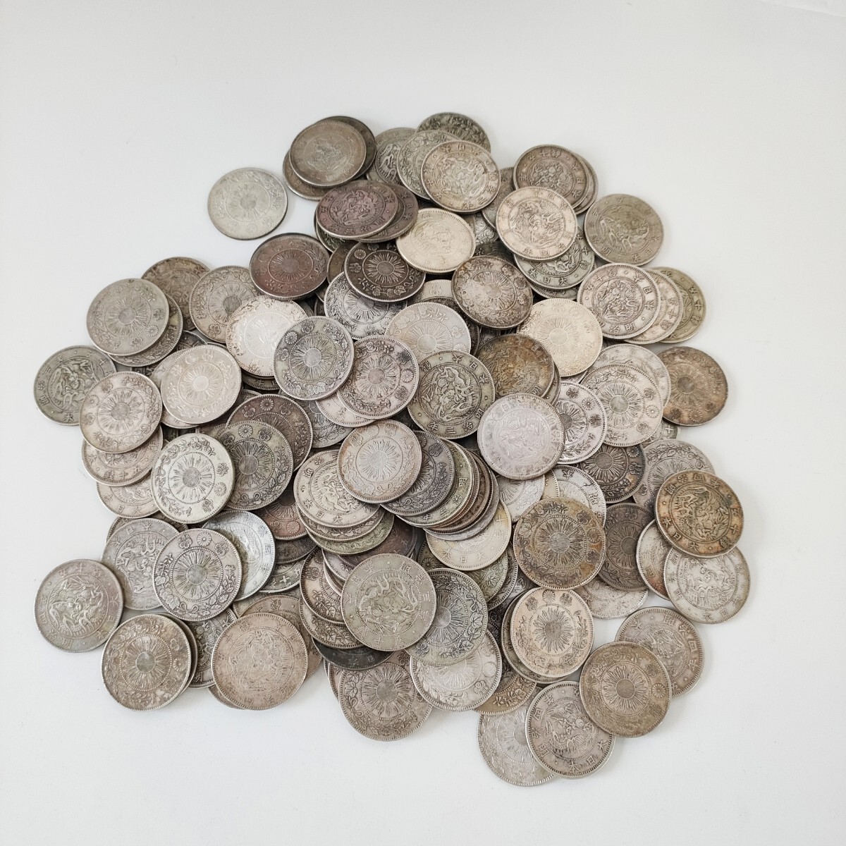 21. 旭日竜50銭銀貨 2.43kg まとめて 195枚 古銭 貨幣 硬貨 五十銭 コインの画像1