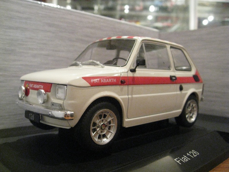 ★MCGモデルカーグループ1/18 FIAT126 アバルト仕様 白／赤チェッカー☆フィアット126_画像1